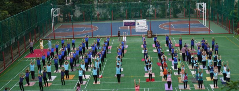 पार्ले टिळक विद्यालय असोसिशनच्या साठ्ये महाविद्यालयात नव्याने बांधलेल्या मल्टि स्पोर्ट्स टर्फ कोर्टवर आज आंतरराष्ट्रीय योग दिवसाचे आयोजन